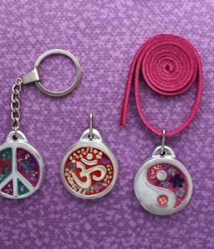 04-B Dije o Llavero Chico Pewter